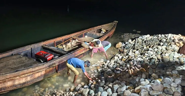 সিলেটে সাদা পাথর লুট: অভিযানে উদ্ধার ৩৫ হাজার ঘনফুট পাথর