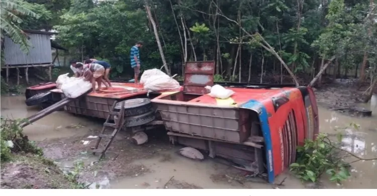 বাউফলে নিয়ন্ত্রণ হারিয়ে যাত্রীবাহী বাস উল্টে পুকুরে, আহত ১০