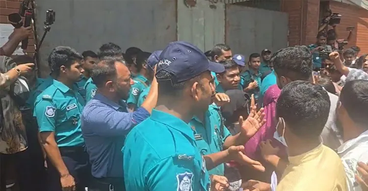 সচিবালয়ের সামনে শহীদ ও আহতদের পরিবারের বিক্ষোভ