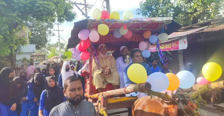 ঘোড়ার গাড়িতে চড়ে শিক্ষক ও নৈশ প্রহরীকে বিদায়