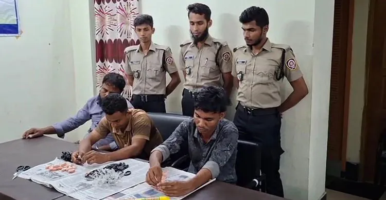 পায়ুপথে ইয়াবা বহন, ফিলিং স্টেশন থেকে আটক ৩