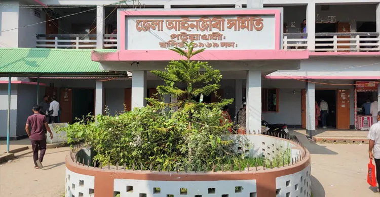 বিচারককে ঘুষ দেওয়ার অভিযোগে পটুয়াখালী ট্রাইব্যুনালের পিপির সদস্য পদ স্থগিত