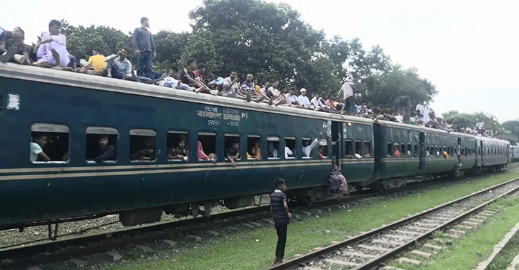 ট্রেন ও আসন সংকটে যাত্রী দুর্ভোগ চরমে