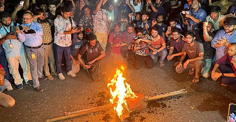 ডিসি মাসুদের কুশপুত্তলিকা দাহ, প্রকৌশল শিক্ষার্থীদের বিক্ষোভ