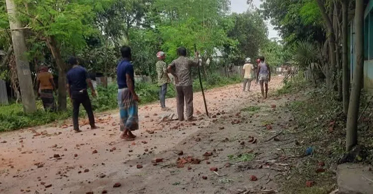 গোবিন্দগঞ্জের মহিমাগঞ্জে বালু ব্যবসার নিয়ন্ত্রণকে কেন্দ্র করে দুই গ্রুপের সংঘর্ষ, আহত ২০ জন