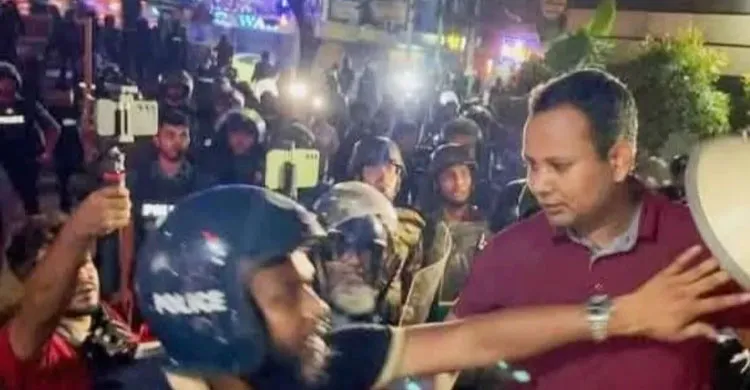 লাল টি-শার্ট পরিহিত ব্যক্তি পুলিশের কনস্টেবল, দাবি রাশেদ খানের