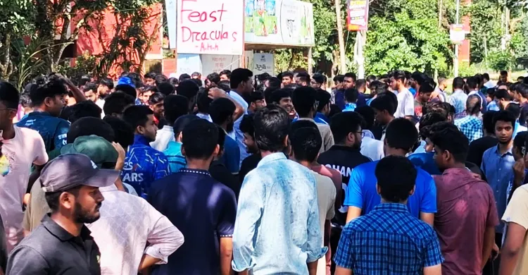 বাকৃবি শিক্ষার্থীদের স্লোগান: ‘জীবন যাবে, তবুও হল ছাড়ব না’