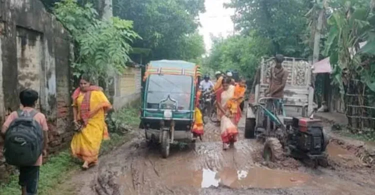 সাতক্ষীয় আশাশুনি-বড়দল সড়ক এখন মরণফাঁদ