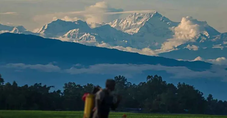 হঠাৎ তেঁতুলিয়ার আকাশে ভেসে উঠল কাঞ্চনজঙ্ঘা