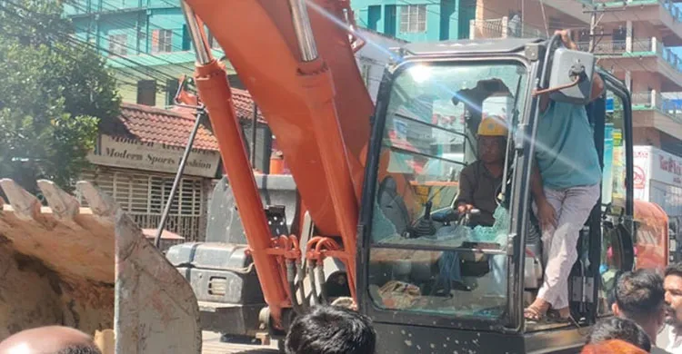 কক্সবাজারে সরকারী উচ্ছেদ কাজে বাধা, এস্কেভেটর ভাংচুর ও সড়কে আগুন
