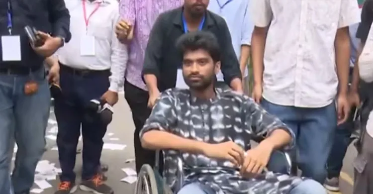 হুইলচেয়ারে করে ভোট দিতে কেন্দ্রে আসেন মেঘমল্লর বসু