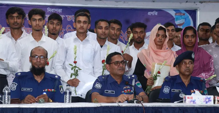 সাতক্ষীরায় ১২০ টাকায় পুলিশে চাকরি পেলেন ২৮ জন