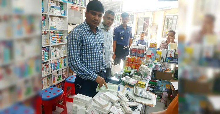 ফেনীতে মেয়াদোত্তীর্ণ ঔষধ ও লাইসেন্স না থাকায় ২ ফার্মেসিকে জরিমানা