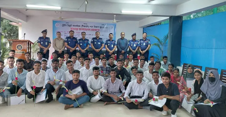 গাজীপুরে মেধা ও যোগ্যতার ভিত্তিতে ১২০ টাকায় পুলিশের চাকরি পেলেন ৪৭ জন