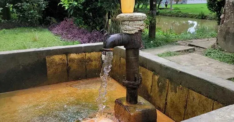 চাপ ছাড়াই ঝরছে পানি, রহস্যময় নলকূপ আলোচনায়