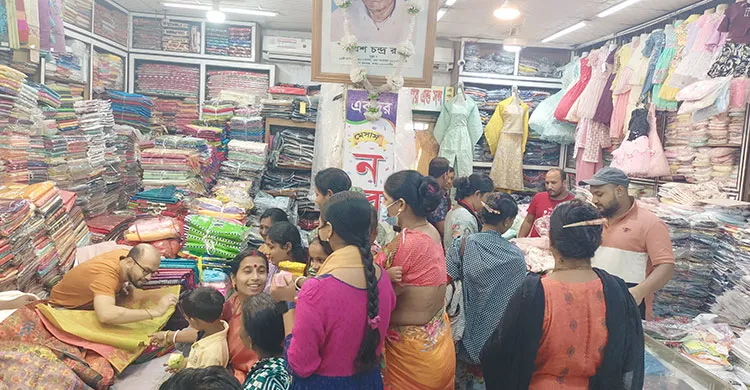 দুর্গাপূজাকে ঘিরে মাধবপুরে জমজমাট কেনাকাটা