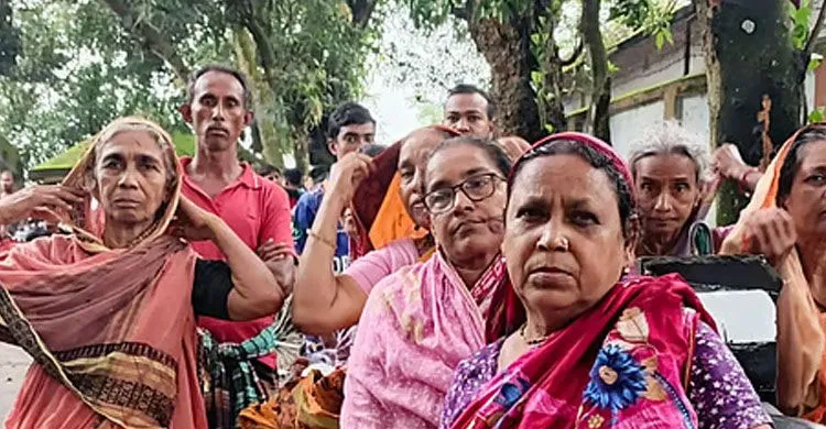 চাঁদাবাজির অভিযোগে তাঁতী দল নেতার গ্রেফতার দাবি, থানায় অবস্থান এলাকাবাসীর