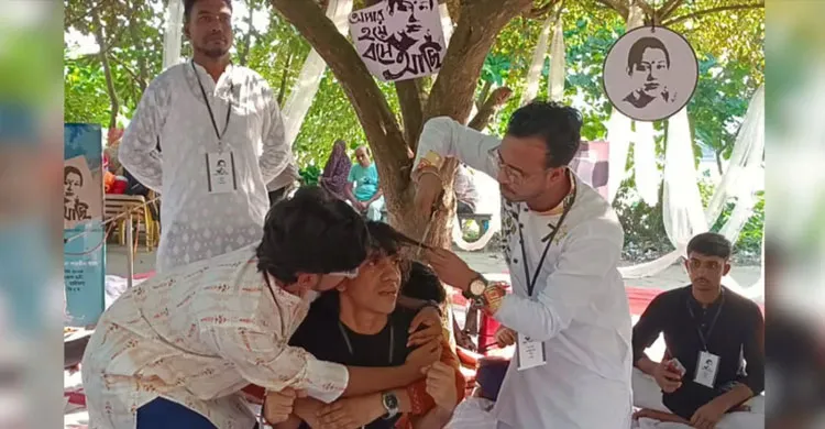 সংস্কৃতি কর্মীদের চুল কেটে প্রতীকী প্রতিবাদ