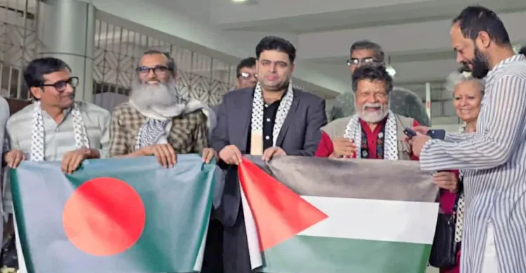 ইসরাইলের কারাগার থেকে মুক্তি পেয়ে দেশে ফিরলেন শহিদুল আলম