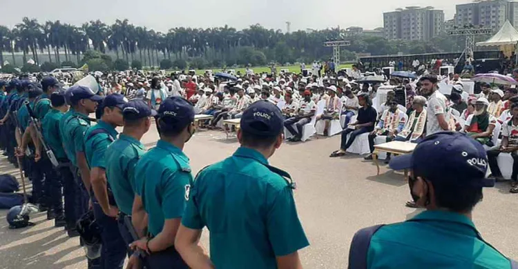জাতীয় সংসদ ভবনের দক্ষিণ প্লাজায় জুলাই শহীদ পরিবার ও আহতদের অবস্থান