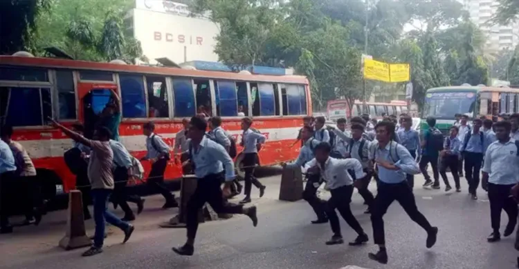 ঢাকা কলেজ-আইডিয়াল কলেজ শিক্ষার্থীদের মধ্যে সংঘর্ষ, পুলিশ মোতায়েন