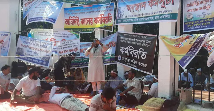 বাড়িভাতা ২০ শতাংশের দাবিতে অনশনরত ৬ শিক্ষক অসুস্থ