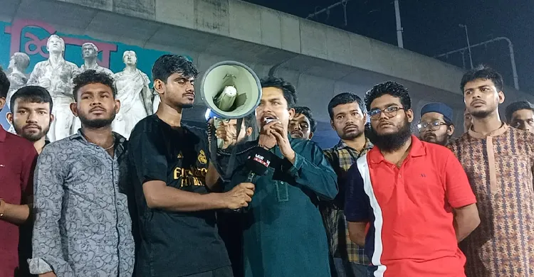 উগ্র হিন্দুত্ববাদী সংগঠন ইসকন নিষিদ্ধের দাবিতে উত্তাল ঢাকা বিশ্ববিদ্যালয়