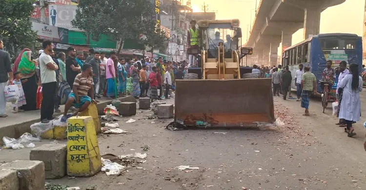 রূপগঞ্জে ফুটপাত দখলমুক্তে যৌথ উচ্ছেদ অভিযান