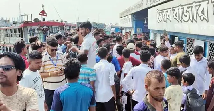 ভৈরবে দাবি আদায়ে নৌপথ অবরোধ