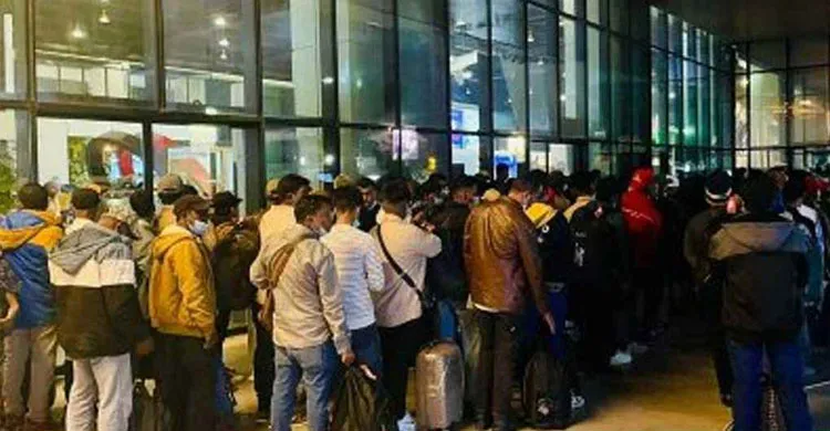 লিবিয়া থেকে দেশে ফিরলেন ১৭৪ বাংলাদেশি