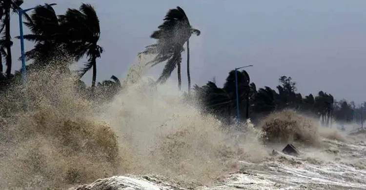 উপকূলে আঘাত হানল ঘূর্ণিঝড় ‘মোন্থা’