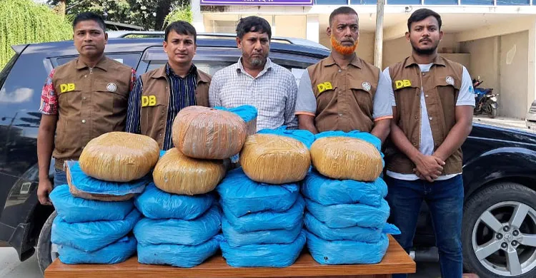 বিলাসবহুল গাড়িতে বহন হচ্ছিল গাঁজা, বাধা দিলেন পুলিশ