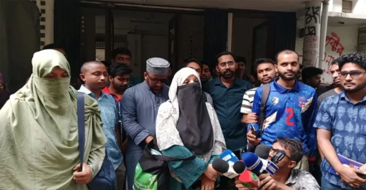 বোরকা–হিজাব পরায় এক নারী শিক্ষার্থীকে থুতু নিক্ষেপ ও শারীরিক হেনস্থা