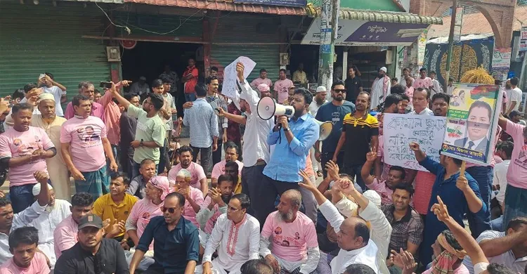 শিবচরে কামাল জামানের মনোনয়ন স্থগিতের প্রতিবাদে সড়ক অবরোধ