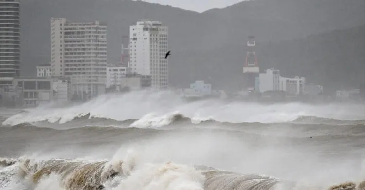 ফিলিপাইনের পর ভিয়েতনামে আঘাত হানল ঘূর্ণিঝড় কালমেগি, ব্যাপক সতর্কতা জারি