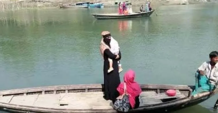 খেয়াঘাট নিয়ে মাইকে ঘোষণা দিয়ে ফের টেঁটাযুদ্ধ, যাত্রী পারাপারে দুর্ভোগ