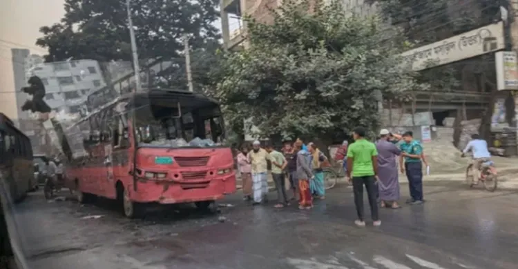 হঠাৎ রাজধানীতে দুটি বাসে আগুন