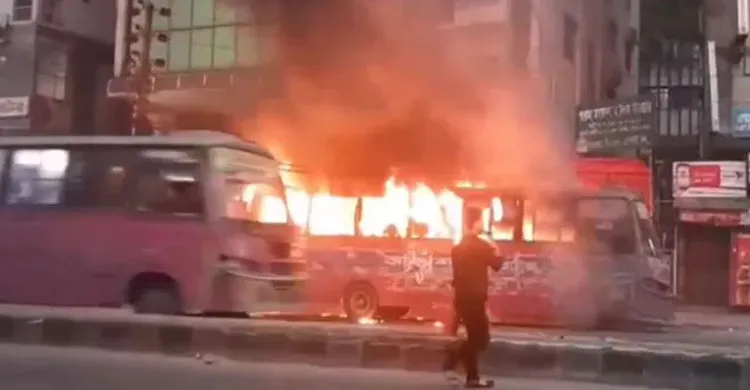 ঢাকায় আবারও বাসে আগুন, অগ্নিকাণ্ডের কারণ জানা যায়নি