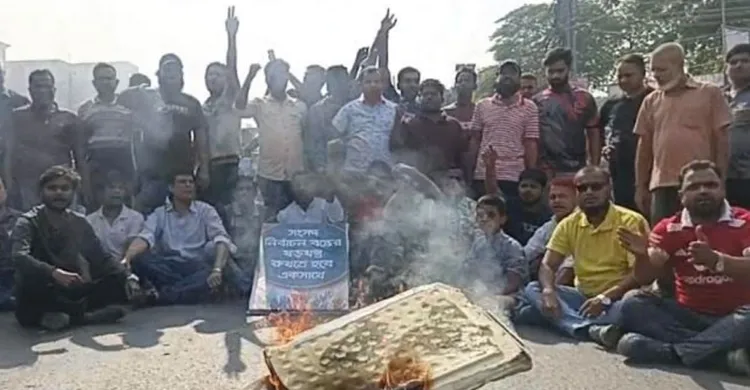 মহাসড়কে টায়ার জ্বালিয়ে বিএনপির নেতাকর্মীদের বিক্ষোভ