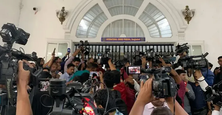 ট্রাইব্যুনালের এজলাসে প্রসিকিউশন টিম ও আসামিপক্ষের আইনজীবী