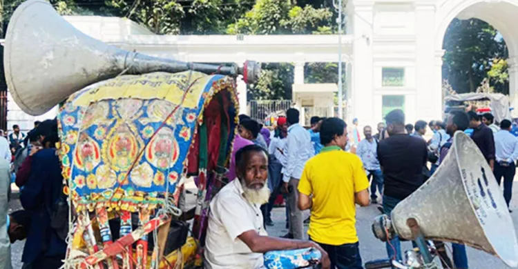 হাসিনাকে খুঁজতে ট্রাইব্যুনাল এলাকায় মাইকিং