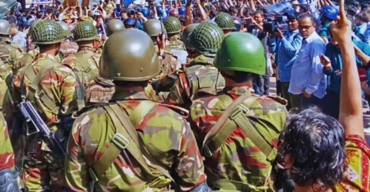 ধানমন্ডি ৩২-এ  ছাত্র-জনতার বুলডোজার আটকে দিল সেনাবাহিনী