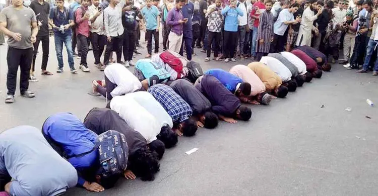 ন্যায়বিচারের শুকরিয়ায় গণসিজদা দোয়া