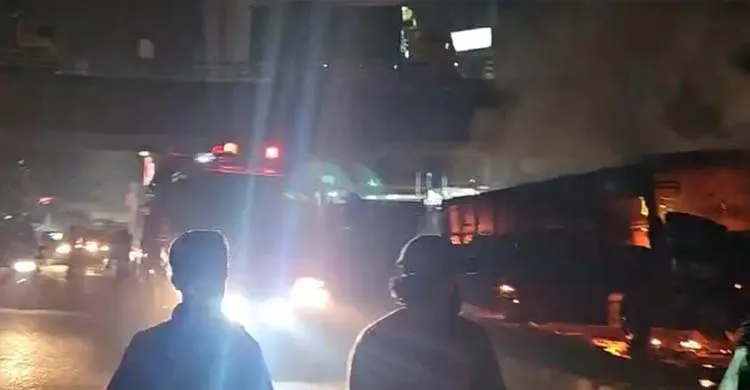 রামপুরায় টিভি ভবনের সামনে চলন্ত বাসে আগুন