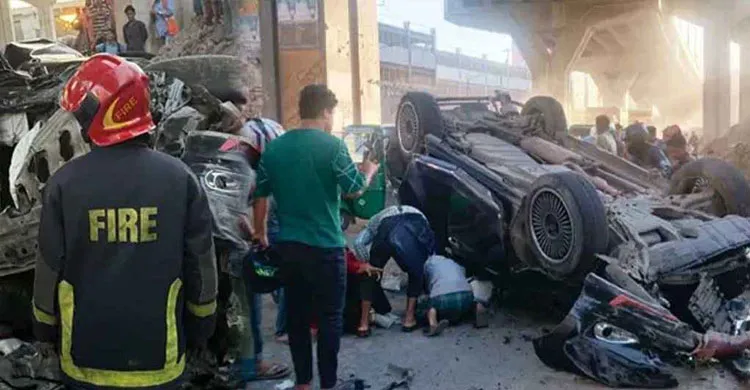 এলিভেটেড এক্সপ্রেসওয়ে থেকে ছিটকে পড়লো প্রাইভেটকার, পথচারীর মৃত্যু