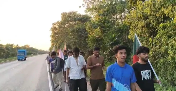 ভোলা-বরিশাল সেতুর দাবিতে লংমার্চ, ২৫৫ কিমি হেঁটে ও সাঁতরে পদ্মা পার