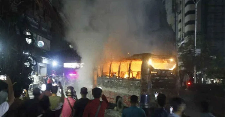 মহাখালীতে বাসে রহস্যজনক আগুন