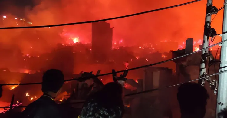 কড়াইল বস্তিতে ভয়াবহ আগুন, ফায়ার সার্ভিসের ১৬ ইউনিটের প্রচেষ্টা