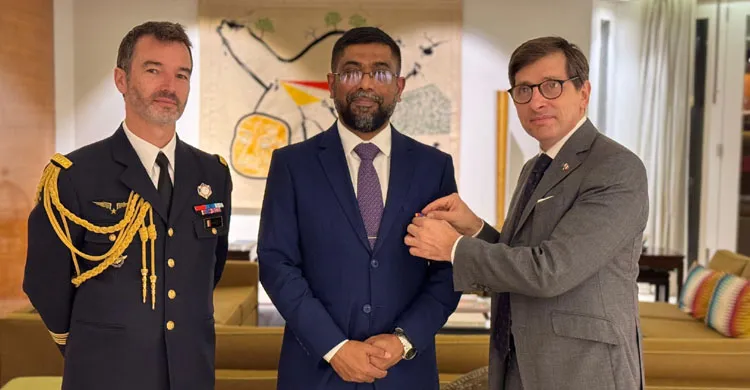 প্রথম বাংলাদেশি সেনা কর্মকর্তাকে ফরাসি সরকারের গোল্ড লেভেল প্রদান