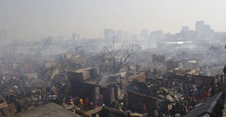 ভোরের আলোয় স্পষ্ট হলো কড়াইল বস্তির অগ্নিকাণ্ডের ভয়াবহতা